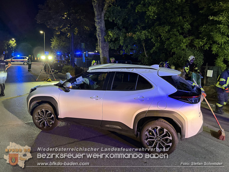 20260815_Verkehrsunfall mit Menschenrettung in Baden Ortsteil Weikersdorf - Foto: Stefan Schneider FF Baden-Stadt