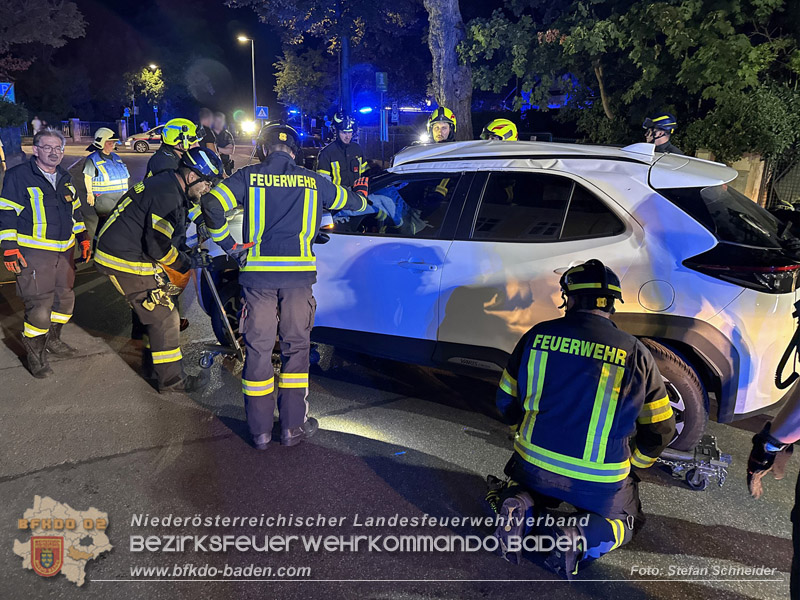 20260815_Verkehrsunfall mit Menschenrettung in Baden Ortsteil Weikersdorf - Foto: Stefan Schneider FF Baden-Stadt