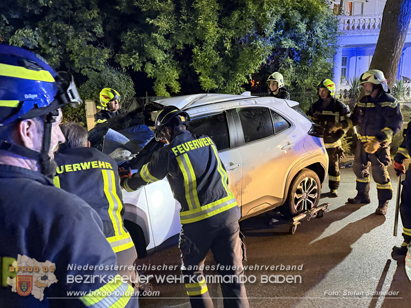 20260815_Verkehrsunfall mit Menschenrettung in Baden Ortsteil Weikersdorf - Foto: Stefan Schneider FF Baden-Stadt