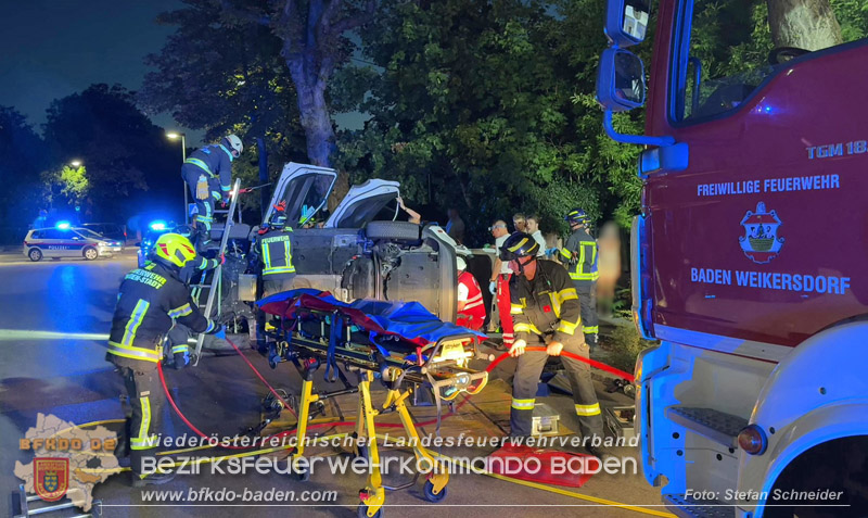 20260815_Verkehrsunfall mit Menschenrettung in Baden Ortsteil Weikersdorf - Foto: Stefan Schneider FF Baden-Stadt