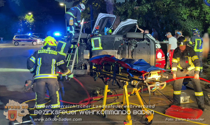 20260815_Verkehrsunfall mit Menschenrettung in Baden Ortsteil Weikersdorf - Foto: Stefan Schneider FF Baden-Stadt