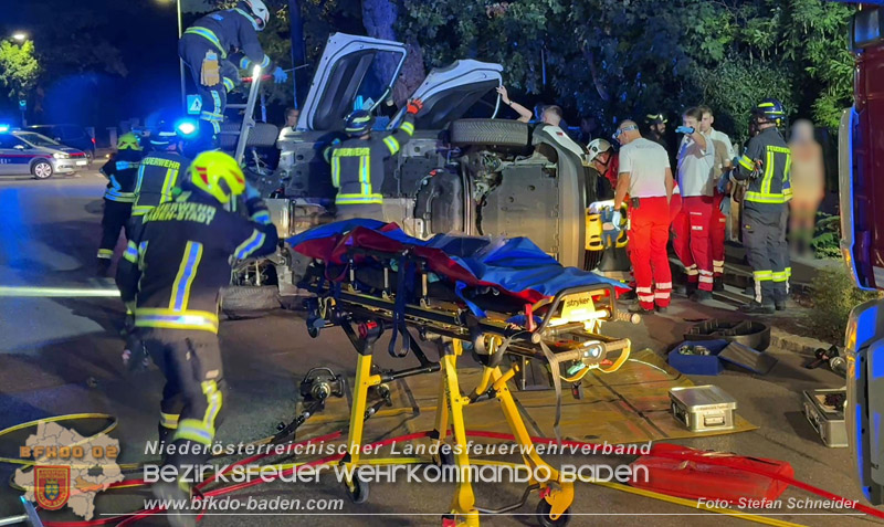 20260815_Verkehrsunfall mit Menschenrettung in Baden Ortsteil Weikersdorf - Foto: Stefan Schneider FF Baden-Stadt