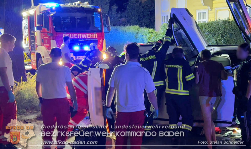 20260815_Verkehrsunfall mit Menschenrettung in Baden Ortsteil Weikersdorf - Foto: Stefan Schneider FF Baden-Stadt