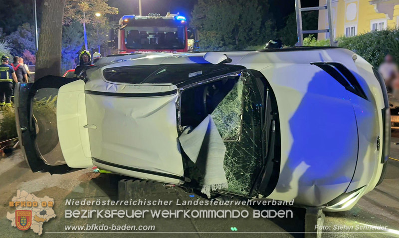 20260815_Verkehrsunfall mit Menschenrettung in Baden Ortsteil Weikersdorf - Foto: Stefan Schneider FF Baden-Stadt