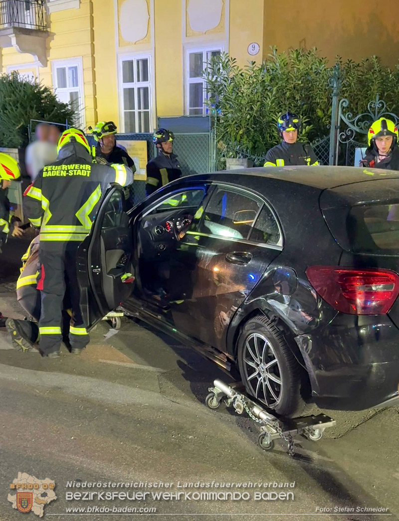 20260815_Verkehrsunfall mit Menschenrettung in Baden Ortsteil Weikersdorf - Foto: Stefan Schneider FF Baden-Stadt