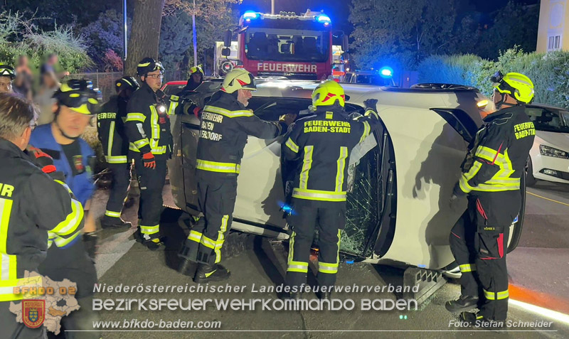 20260815_Verkehrsunfall mit Menschenrettung in Baden Ortsteil Weikersdorf - Foto: Stefan Schneider FF Baden-Stadt