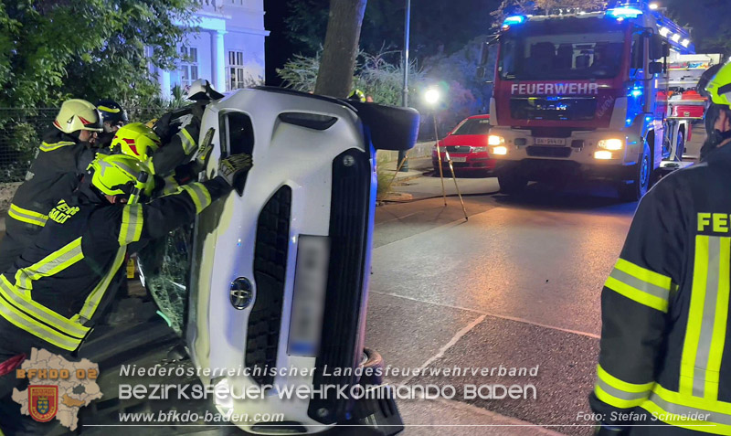 20260815_Verkehrsunfall mit Menschenrettung in Baden Ortsteil Weikersdorf - Foto: Stefan Schneider FF Baden-Stadt