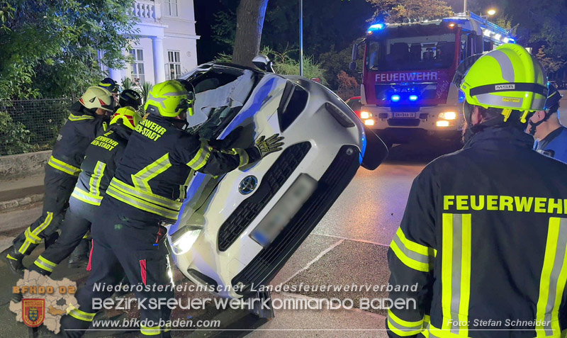 20260815_Verkehrsunfall mit Menschenrettung in Baden Ortsteil Weikersdorf - Foto: Stefan Schneider FF Baden-Stadt