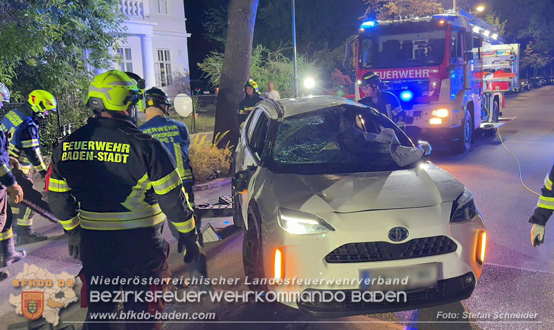 20260815_Verkehrsunfall mit Menschenrettung in Baden Ortsteil Weikersdorf - Foto: Stefan Schneider FF Baden-Stadt