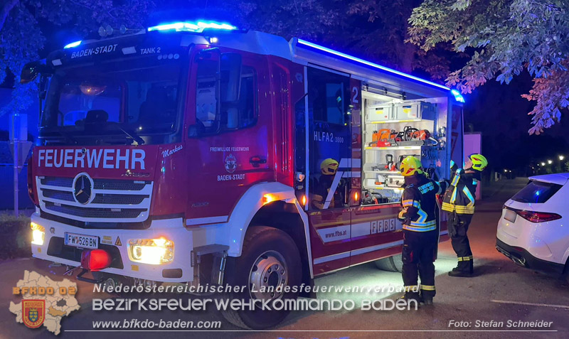 20260815_Verkehrsunfall mit Menschenrettung in Baden Ortsteil Weikersdorf - Foto: Stefan Schneider FF Baden-Stadt