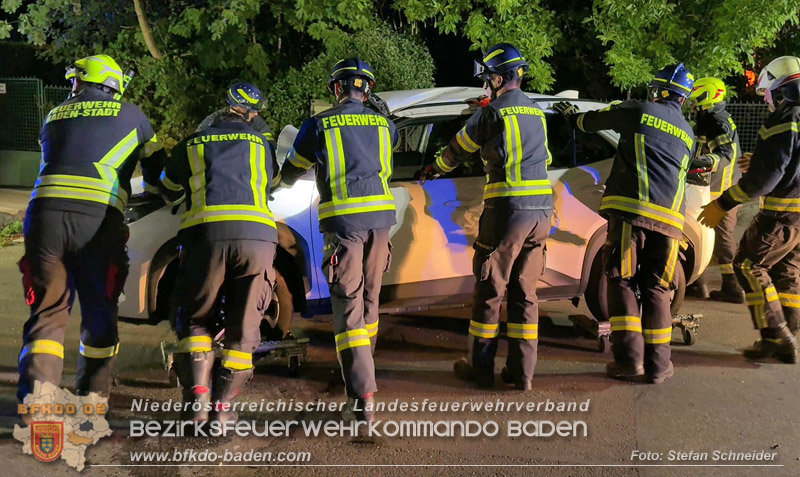 20260815_Verkehrsunfall mit Menschenrettung in Baden Ortsteil Weikersdorf - Foto: Stefan Schneider FF Baden-Stadt