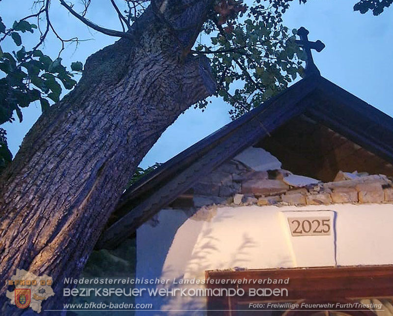 20260817_Gro�er Baum kippt gegen Kapelle - Foto: FF Furth/Triesting