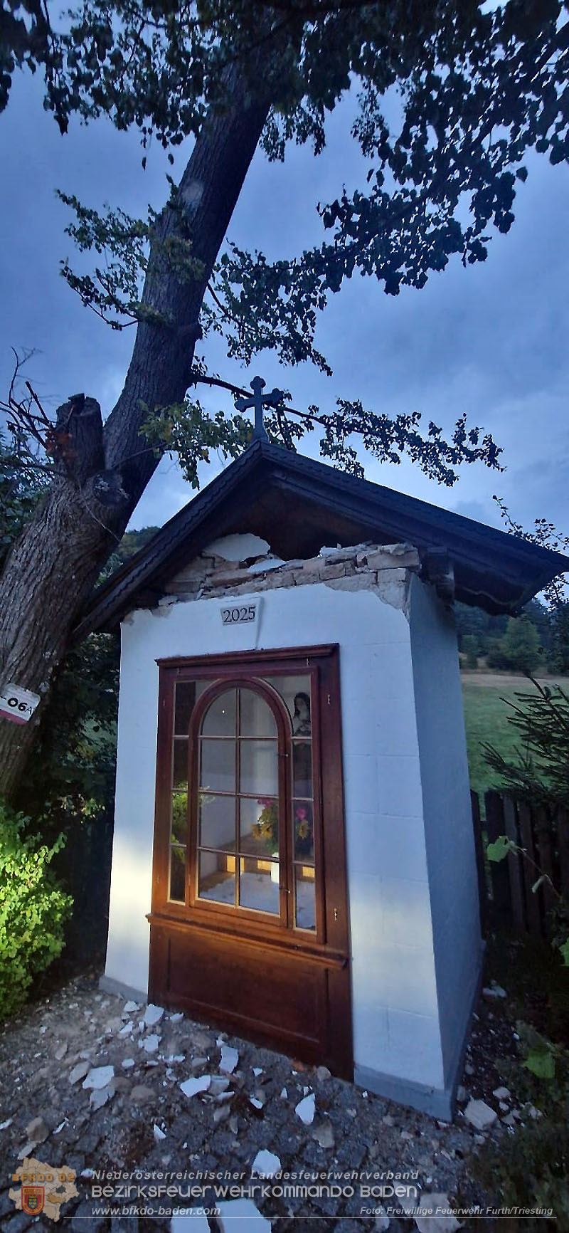 20260817_Gro�er Baum kippt gegen Kapelle - Foto: FF Furth/Triesting
