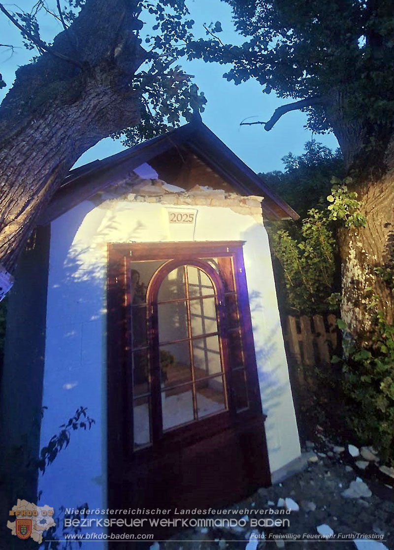20260817_Gro�er Baum kippt gegen Kapelle - Foto: FF Furth/Triesting