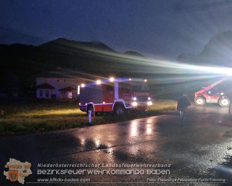20260817_Gro�er Baum kippt gegen Kapelle - Foto: FF Furth/Triesting