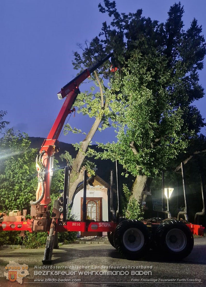 20260817_Gro�er Baum kippt gegen Kapelle - Foto: FF Furth/Triesting