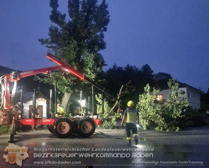 20260817_Gro�er Baum kippt gegen Kapelle - Foto: FF Furth/Triesting