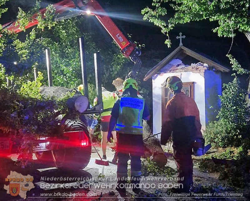 20260817_Gro�er Baum kippt gegen Kapelle - Foto: FF Furth/Triesting