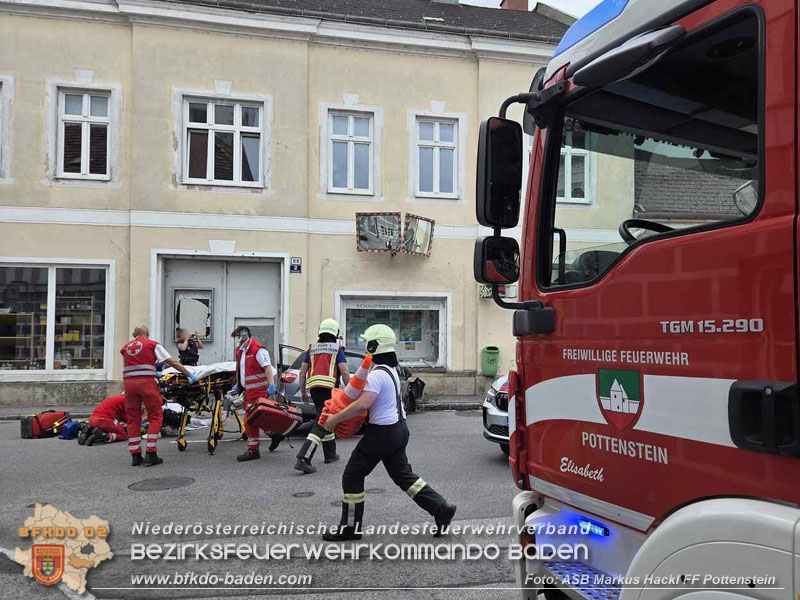 20260818_Verkehrsunfall in Pottenstein PKW kracht in Schaufenster - Foto: ASB Markus Hackl FF Pottenstein