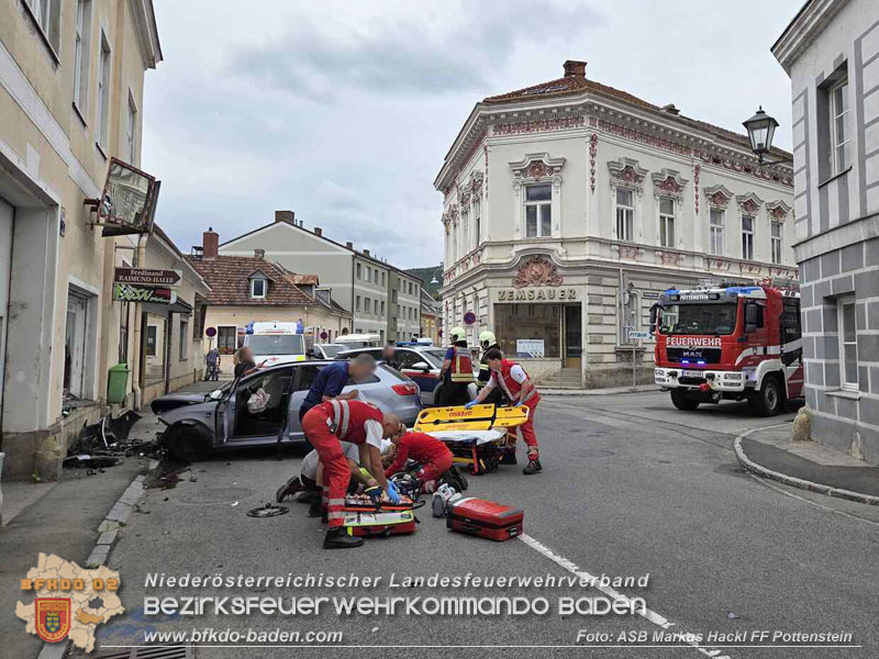 20260818_Verkehrsunfall in Pottenstein PKW kracht in Schaufenster - Foto: ASB Markus Hackl FF Pottenstein