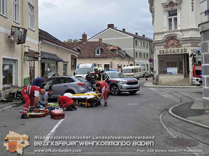 20260818_Verkehrsunfall in Pottenstein PKW kracht in Schaufenster - Foto: ASB Markus Hackl FF Pottenstein