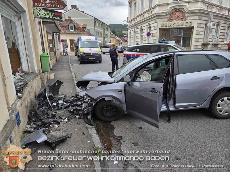 20260818_Verkehrsunfall in Pottenstein PKW kracht in Schaufenster - Foto: ASB Markus Hackl FF Pottenstein