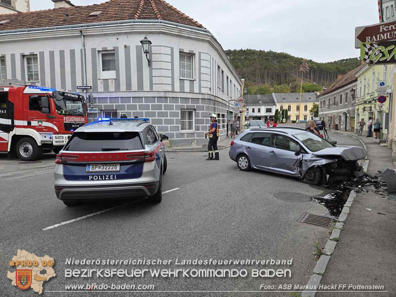 20260818_Verkehrsunfall in Pottenstein PKW kracht in Schaufenster - Foto: ASB Markus Hackl FF Pottenstein