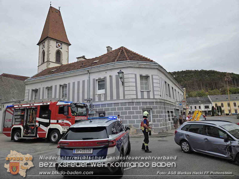 20260818_Verkehrsunfall in Pottenstein PKW kracht in Schaufenster - Foto: ASB Markus Hackl FF Pottenstein