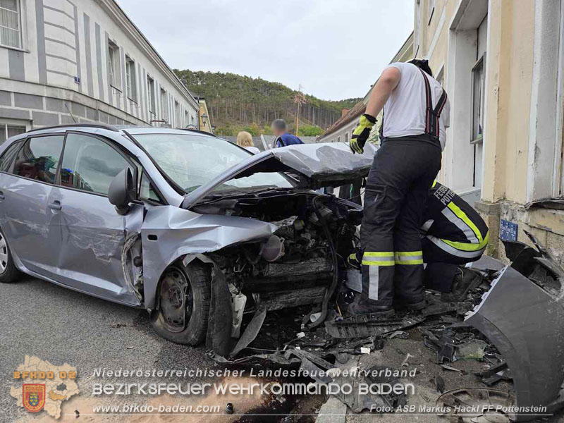 20260818_Verkehrsunfall in Pottenstein PKW kracht in Schaufenster - Foto: ASB Markus Hackl FF Pottenstein