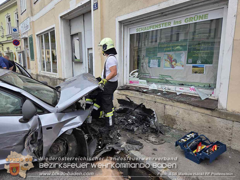 20260818_Verkehrsunfall in Pottenstein PKW kracht in Schaufenster - Foto: ASB Markus Hackl FF Pottenstein