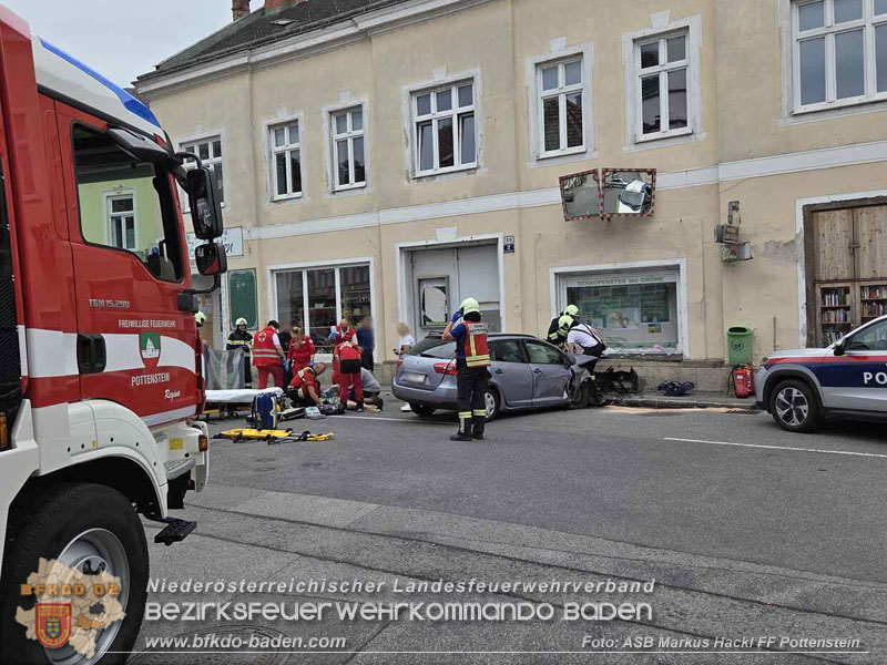 20260818_Verkehrsunfall in Pottenstein PKW kracht in Schaufenster - Foto: ASB Markus Hackl FF Pottenstein
