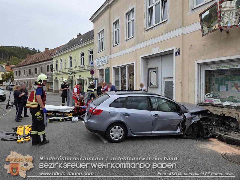 20260818_Verkehrsunfall in Pottenstein PKW kracht in Schaufenster - Foto: ASB Markus Hackl FF Pottenstein