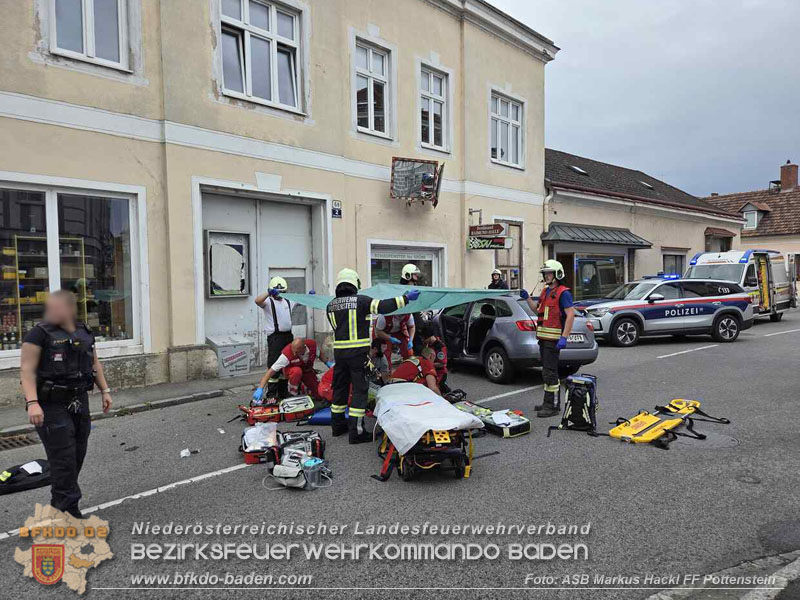 20260818_Verkehrsunfall in Pottenstein PKW kracht in Schaufenster - Foto: ASB Markus Hackl FF Pottenstein