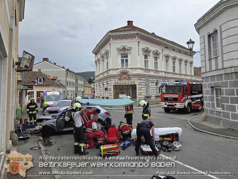 20260818_Verkehrsunfall in Pottenstein PKW kracht in Schaufenster - Foto: ASB Markus Hackl FF Pottenstein