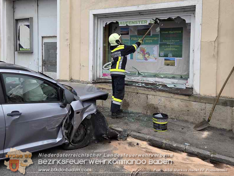 20260818_Verkehrsunfall in Pottenstein PKW kracht in Schaufenster - Foto: ASB Markus Hackl FF Pottenstein