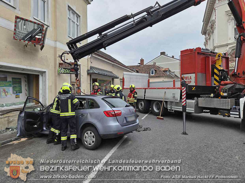 20260818_Verkehrsunfall in Pottenstein PKW kracht in Schaufenster - Foto: ASB Markus Hackl FF Pottenstein