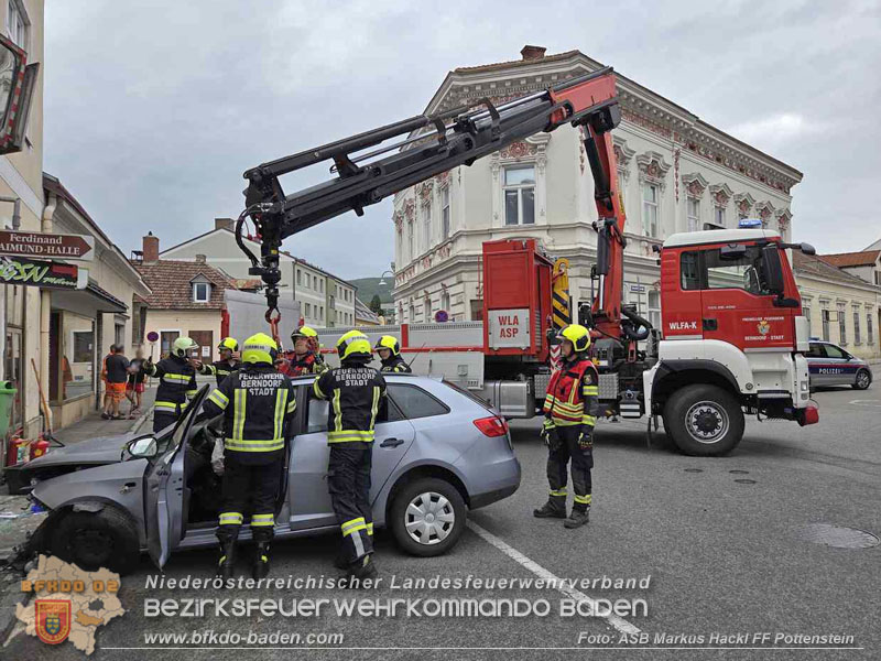 20260818_Verkehrsunfall in Pottenstein PKW kracht in Schaufenster - Foto: ASB Markus Hackl FF Pottenstein