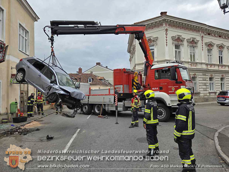 20260818_Verkehrsunfall in Pottenstein PKW kracht in Schaufenster - Foto: ASB Markus Hackl FF Pottenstein