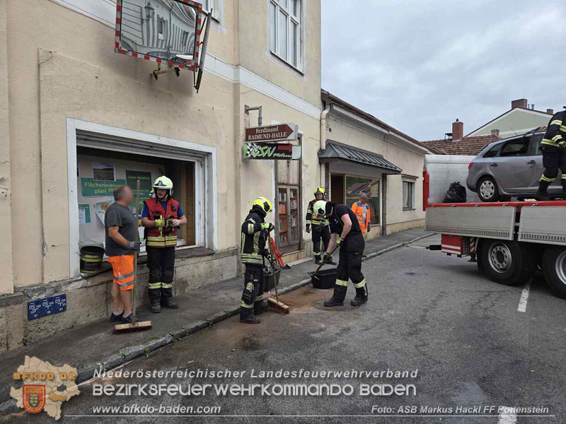 20260818_Verkehrsunfall in Pottenstein PKW kracht in Schaufenster - Foto: ASB Markus Hackl FF Pottenstein