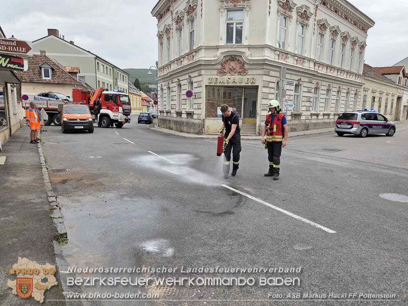 20260818_Verkehrsunfall in Pottenstein PKW kracht in Schaufenster - Foto: ASB Markus Hackl FF Pottenstein
