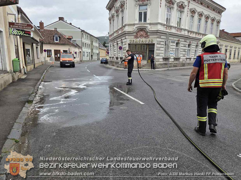 20260818_Verkehrsunfall in Pottenstein PKW kracht in Schaufenster - Foto: ASB Markus Hackl FF Pottenstein