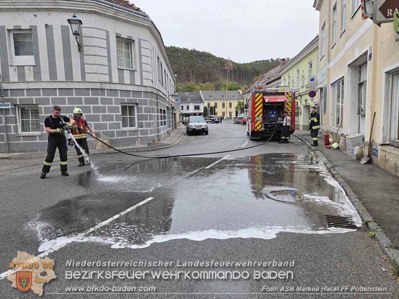 20260818_Verkehrsunfall in Pottenstein PKW kracht in Schaufenster - Foto: ASB Markus Hackl FF Pottenstein