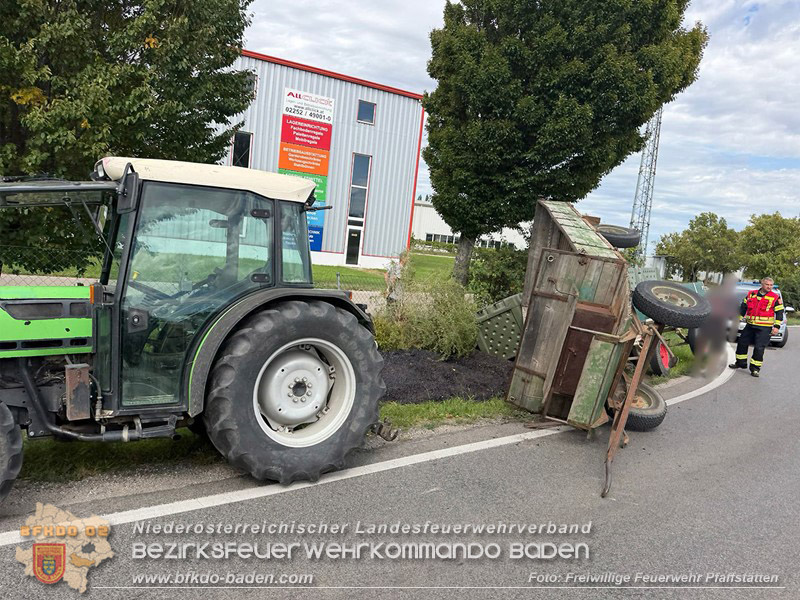 20260829_Frische Weintrauben samt Anh�nger landen im Stra�engraben Kreisverkehr B212 / L156 - Foto: FF Pfaffst�tten