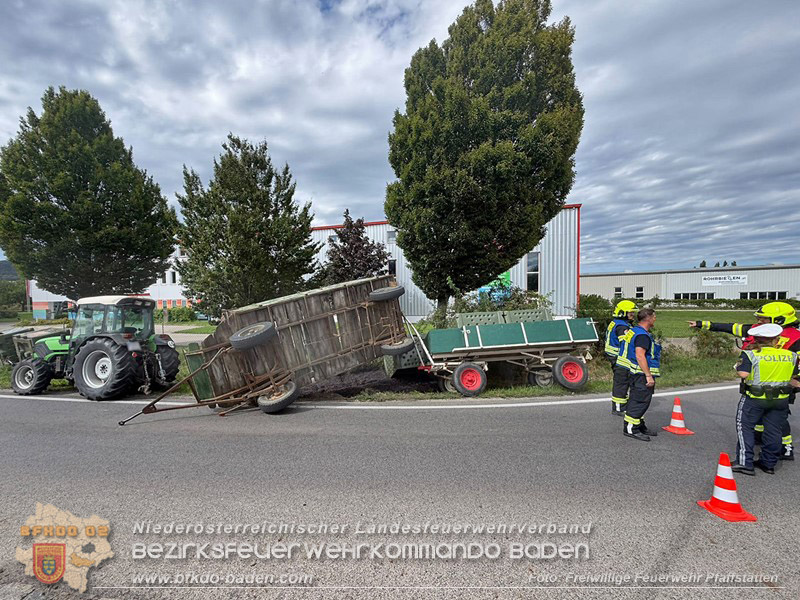 20260829_Frische Weintrauben samt Anh�nger landen im Stra�engraben Kreisverkehr B212 / L156 - Foto: FF Pfaffst�tten