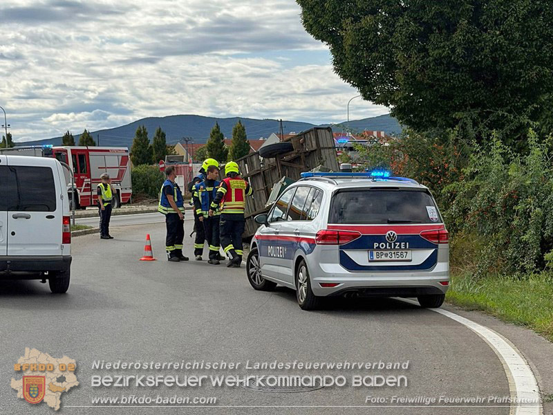 20260829_Frische Weintrauben samt Anh�nger landen im Stra�engraben Kreisverkehr B212 / L156 - Foto: FF Pfaffst�tten