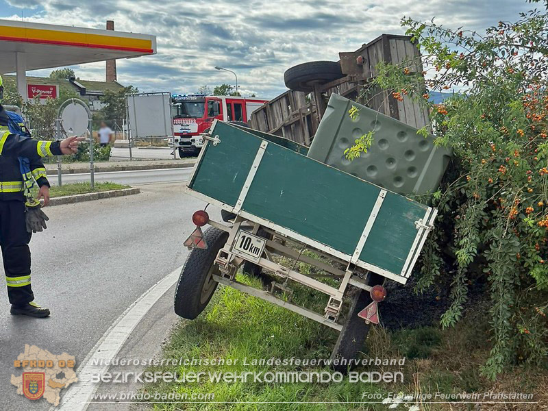 20260829_Frische Weintrauben samt Anh�nger landen im Stra�engraben Kreisverkehr B212 / L156 - Foto: FF Pfaffst�tten