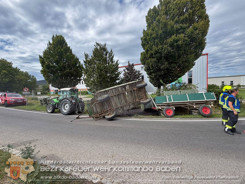 20260829_Frische Weintrauben samt Anh�nger landen im Stra�engraben Kreisverkehr B212 / L156 - Foto: FF Pfaffst�tten