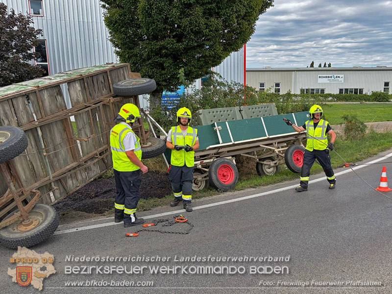 20260829_Frische Weintrauben samt Anh�nger landen im Stra�engraben Kreisverkehr B212 / L156 - Foto: FF Pfaffst�tten