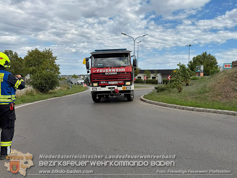 20260829_Frische Weintrauben samt Anh�nger landen im Stra�engraben Kreisverkehr B212 / L156 - Foto: FF Pfaffst�tten