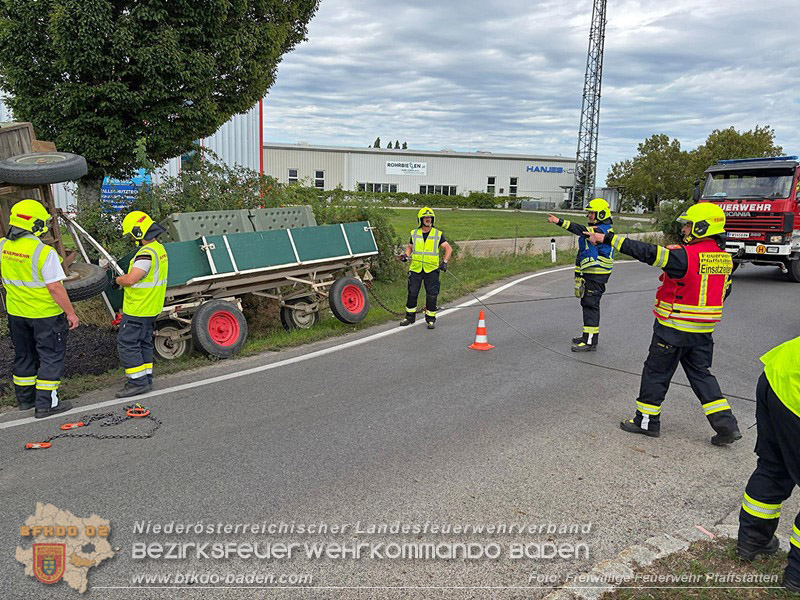 20260829_Frische Weintrauben samt Anh�nger landen im Stra�engraben Kreisverkehr B212 / L156 - Foto: FF Pfaffst�tten